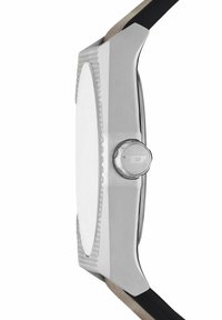 Stålarmbandsur med en elegant rektangulär klockkropp, slät vit urtavla, texturerade kanter och ett svart armband med bruna accenter.