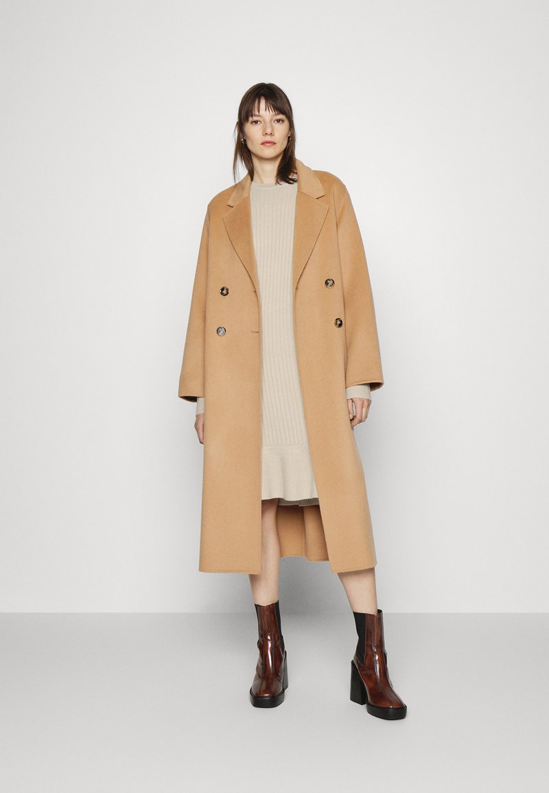 Damen Freizeitkleider | Moss Copenhagen VESLA FLOUNCE DRESS Strickkleid oatmeal/beige - IH29117 Damen Freizeitkleider | Moss Copenhagen VESLA FLOUNCE DRESS Strickkleid oatmeal/beige - IH29117