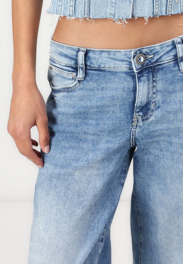 SEXY PALAZZO - Flared Jeans - light denim2