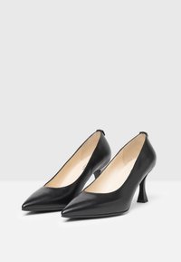 Décolleté nere in pelle con punta affusolata, dal design elegante, con tacco sottile e una texture liscia e lucida.