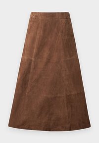 Jupe A-line en suède marron avec une texture lisse, présentant un design à panneaux et une silhouette légèrement évasée. Pas de matériaux ou accents visibles.