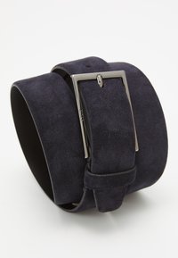 Tengerészkék velúr öv sima felülettel, négyszögletű ezüst színű csattal és egyetlen hurok tartóval. Modern és letisztult design.