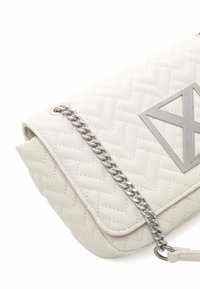 Borsa a tracolla bianca trapuntata con una catena. Presenta un logo geometrico argento prominente e una chiusura a patta. Finitura in pelle liscia.