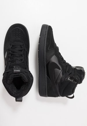 Paire de baskets montantes noires avec semelles épaisses, lacets à l’avant et doublure en polaire, vues de dessus et de côté sur fond blanc.