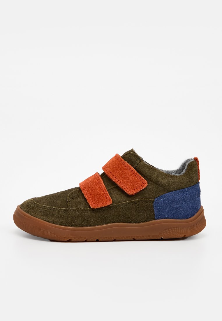 Zapato de ante en verde olivo con parches naranjas y azules, que cuenta con dos correas de velcro ajustables, suela de goma y un interior suave.