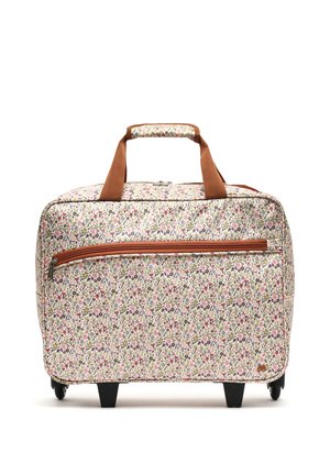 Miękka walizka na kółkach z kwiatowym wzorem, brązowymi uchwytami, przednią kieszenią na zamek i dwoma czarnymi nóżkami podporowymi na białym tle.