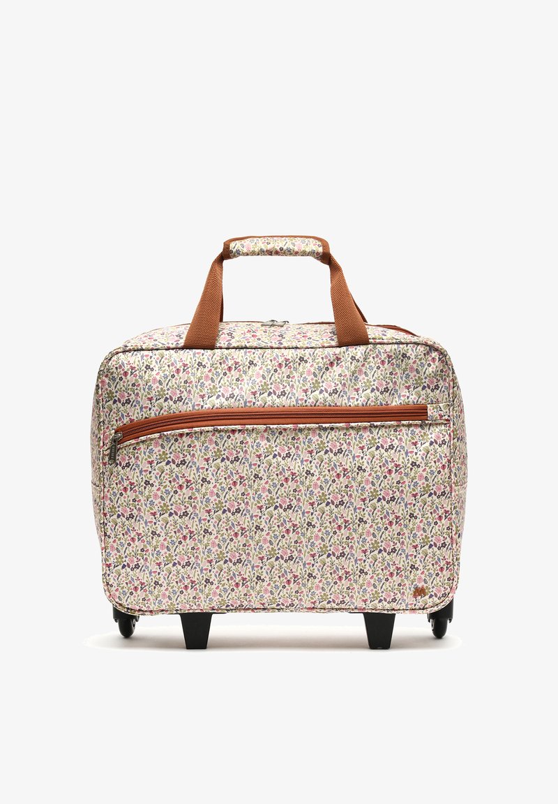 Blød kuffert på hjul med blomsterprint, brune håndtag, forreste lynlåslomme og to sorte støttefødder på hvid baggrund.