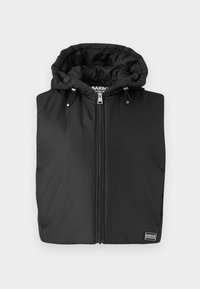 Μαύρο κοντό αμάνικο μπουφάν με καπιτονέ, με κουκούλα, μπροστινό φερμουάρ, κορδόνια για ρύθμιση και ετικέτα με λογότυπο στο κάτω δεξί μέρος. Λείο ύφασμα.