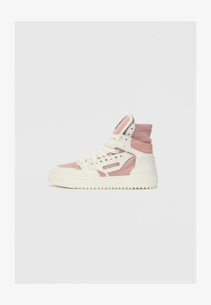 Sneakeri înalte, cu un amestec de textil roz și piele albă, având o talpă din cauciuc texturat și un sistem de șireturi proeminent.