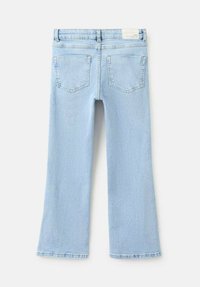 Jean évasé en denim bleu clair avec une taille mi-haute, deux poches arrière et des détails de couture discrets le long des coutures.