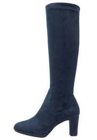 Granatowe kozaki do kolan wykonane z miękkiego zamszu, z zakończeniem w szpic i wysmukłym obcasem, o gładkiej teksturze i minimalnym przeszyciu.