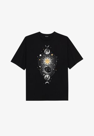 Must musta t-särk, millel on keskne taevalik graafika valgete ja kuldsete aktsentidega, kus on kujutatud päikest,kuu ja planeete. Lühikesed varrukad.