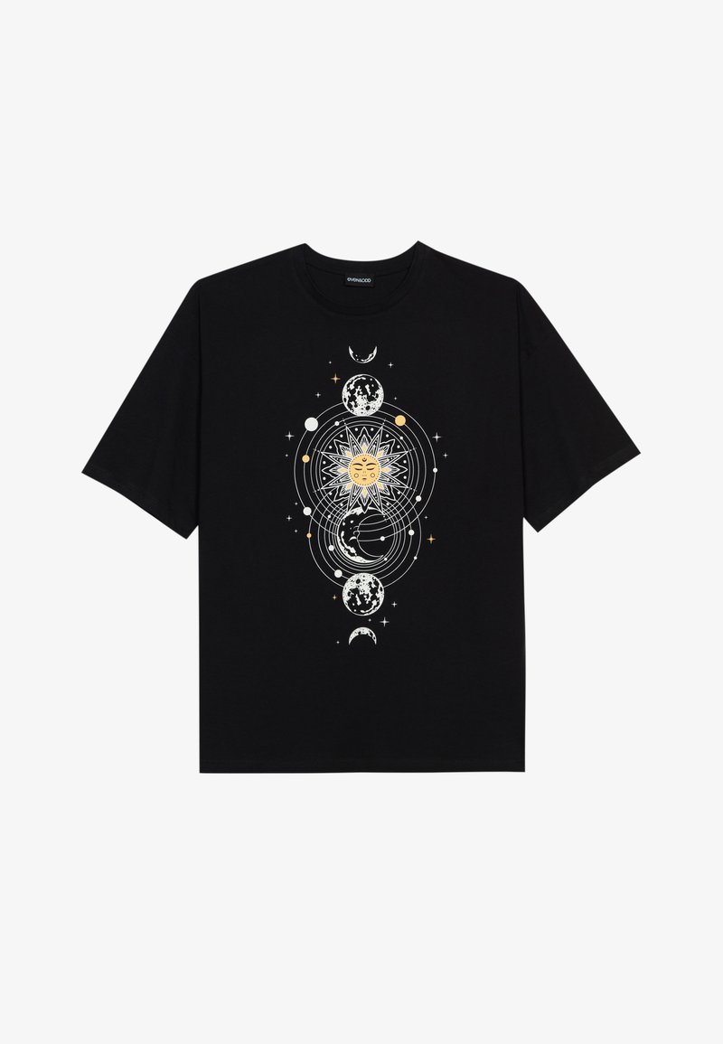 Fekete pamut póló középen egy égbolt motívummal, fehér és arany díszítéssel, amelyen nap, holdak és bolygók láthatók. Rövid ujjak.