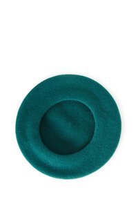 Tyrkysově zelený vlněný baret s měkkou, zaoblenou korunou a širokým plochým okrajem, izolovaný na bílém pozadí.