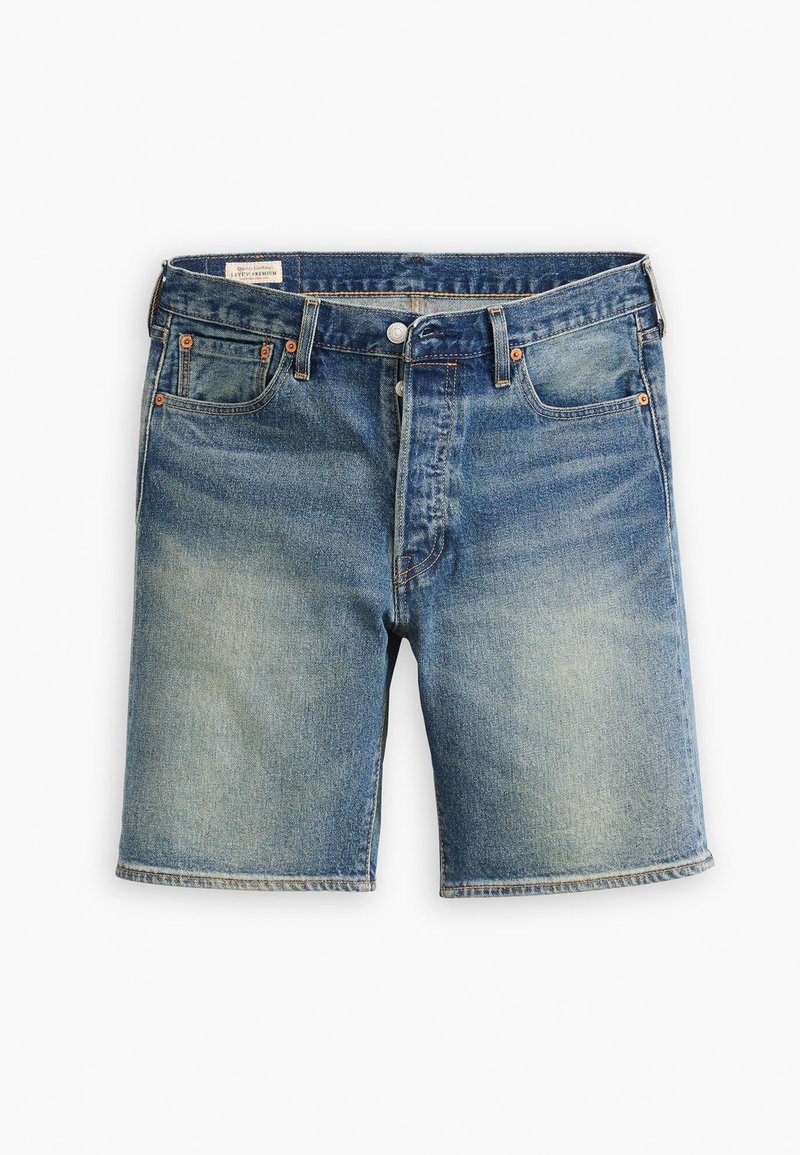 Denim-Shorts in heller blauer Waschung, mit fünf Taschen, weißen Nähten und Knopfverschluss. Rohsaum mit lässiger Passform.