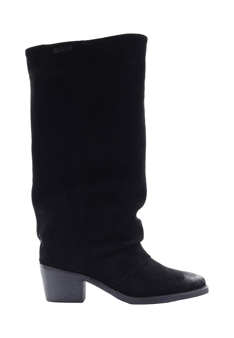 Czarne zamszowe botki do kolan z luźnym krojem, okrągłym noskiem i grubym obcasem. Posiadają gładką fakturę i markową metkę na górze.