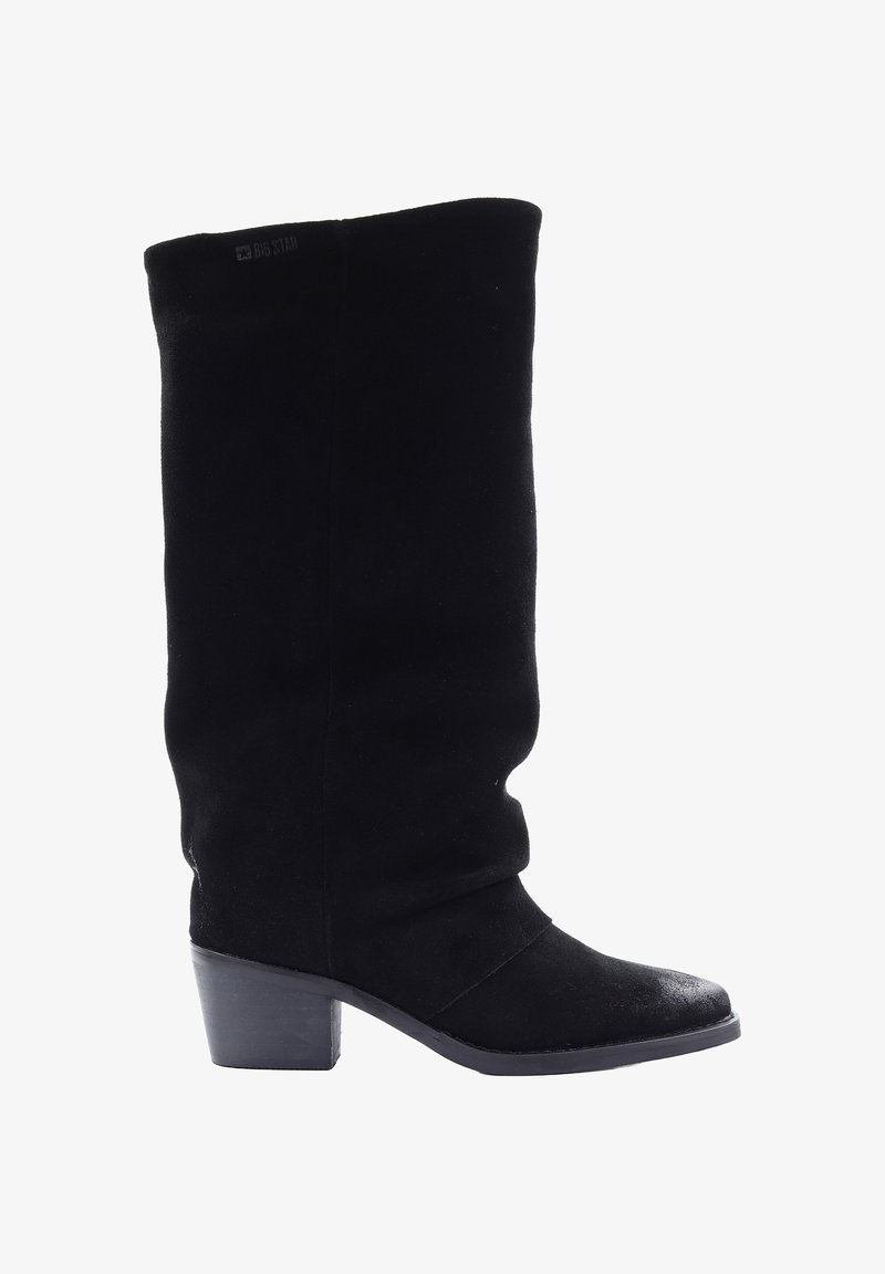 Czarne zamszowe botki do kolan z luźnym krojem, okrągłym noskiem i grubym obcasem. Posiadają gładką fakturę i markową metkę na górze.