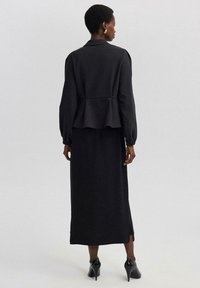 Touché Privé RUFFLE DETAILED CREPE CROP - Kerge jope - black