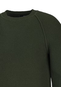 Donkergroen ribgebreide trui met een ronde hals, met een gestructureerd oppervlak en subtiele schoudernaden voor extra detail.