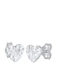 Orecchini a bottone a forma di cuore realizzati in cristallo trasparente con superficie texturizzata, montati su metallo tono argento. Gli accenti lucidi arricchiscono il design.