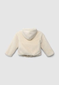 Krótkana kurtka z kapturem w kremowym sztucznym futrze, z długimi rękawami i miękką teksturą. Dolny brzeg jest elastyczny, co zapewnia ciasne dopasowanie.