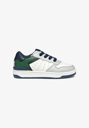 Zapatilla de corte bajo con paneles en blanco, verde y marino, cordones marinos, lateral perforado y suela texturizada en color marino.