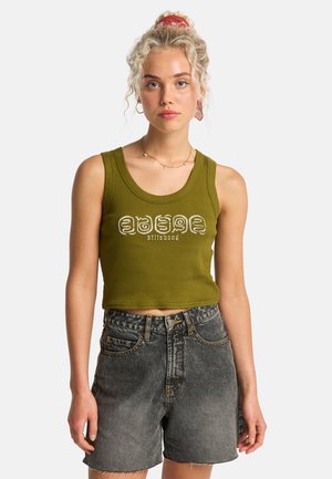 Groen geribd tanktop met een ronde halslijn en wit grafisch ontwerp, gecombineerd met een zwarte denim short met hoge taille.