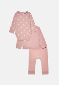 Ensemble de vêtements pour bébé rose comprenant un body à manches longues avec des cœurs blancs, un haut uni à manches longues et un pantalon assorti avec des poignets.
