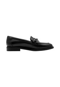 Mocassin en cuir noir avec un détail de boucle argentée, talon bas et finition lisse et polie, présenté de côté.