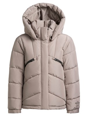 Beige untuvatakki, jossa on suuri huppu, vaakasuorat ja vinot tikatut osiot, kaksi vetoketjullista taskua ja logotunnus hihassa.