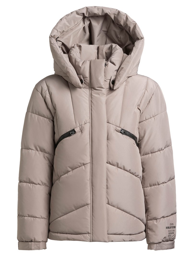 Beige donzen jas met een grote capuchon, horizontale en diagonale doorgestikte delen, twee zakken met rits en een logodetail op de mouw.