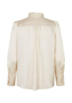 Svila bluzica u krem boji, koja ima visoki nabran kragnu, napuhane rukave i nabran detalj na leđima za opušteni fit. Manžetne s dugmadi.