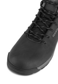 Mustad mustar ja siledast nahast ülemise osa, tekstuuriga võrknina, ümmargused paelad ja tugevdatud varvaskate; sisaldab peent brändimist.