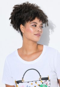 Witte t-shirt met een ronde halslijn, voorzien van een grafische afbeelding van een handtas versierd met kleurrijke details en kralen, met een zachte stoftextuur.