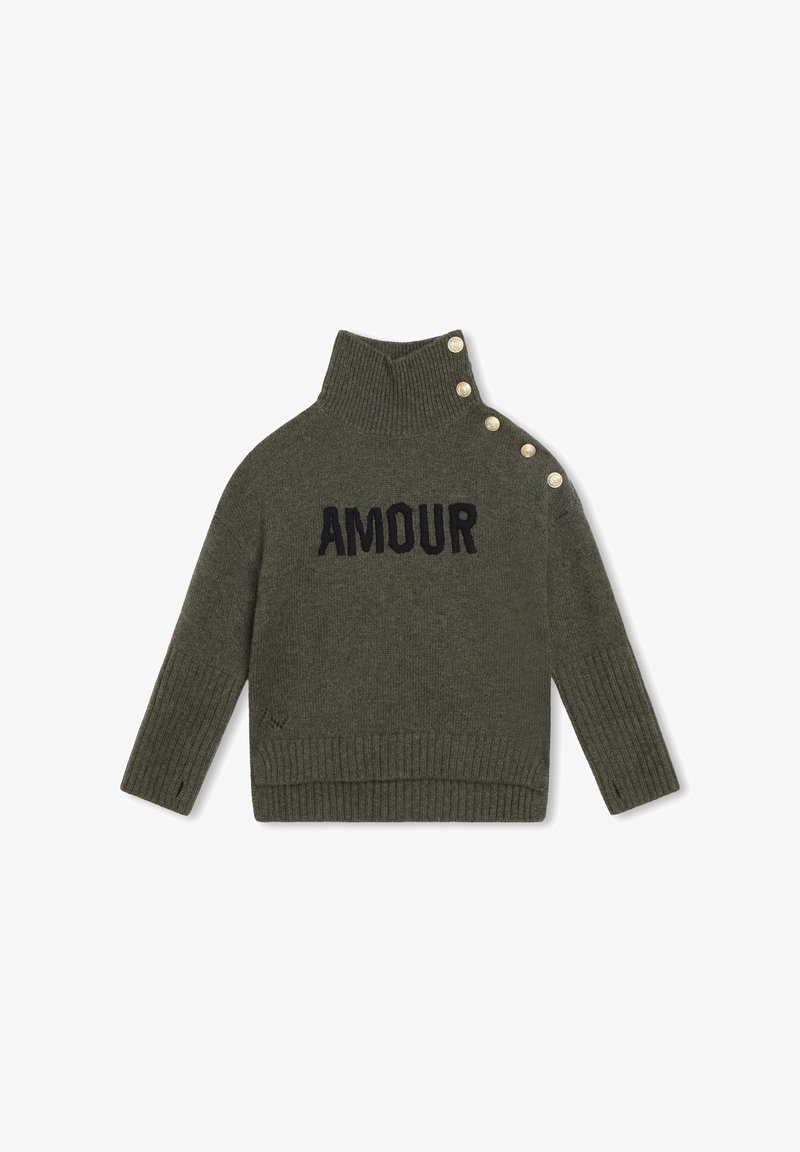 Pull tricot olive vert avec col montant, quatre boutons dorés sur l'épaule, poignets et ourlet côtelés, et "AMOUR" brodé en noir sur la poitrine.