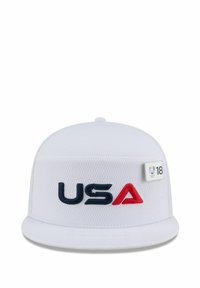 Weißer Hut mit "USA" in roter und marineblauer Stickerei, Mesh-Struktur, flache Krempe und einem Seitenpatch mit Logo und Nummer 18.