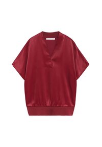 Top corto in satin rosso a maniche corte con scollo a V, caratterizzato da una finitura testurizzata e un orlo aderente. Morbido drappeggio e silhouette rilassata.