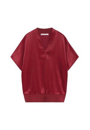 Rotes Satin-Top mit kurzen Ärmeln und V-Ausschnitt, mit texturiertem Finish und tailliertem Saum. Weicher Fall und lässige Silhouette.