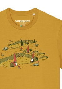 Geel katoen T-shirt met een cartoonontwerp van kabouters die paden graven tussen gras en stenen, met rode hoeden en paddenstoelen als details.