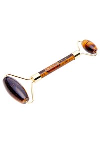 Rolleur facial en œil de tigre avec deux têtes en pierre lisses et ovales. Cadre et poignée en métal doré avec un motif marron moucheté.