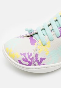 Sneaker in pelle bianca con un motivo floreale multicolore in viola, giallo e verde menta, con lacci azzurri e finitura testurizzata.