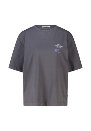 Donkergrijze T-shirt met korte mouwen, kleine paarse afbeelding en de tekst "The Sunset Cassette Tour 89" op de linkerborst.