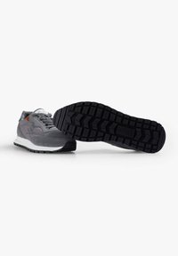 Graue Sportschuhe aus Wildleder und Mesh-Materialien, mit einer strukturierten schwarzen Gummisohle und einer weißen Zwischensohle mit einem dezenten Logodetail.