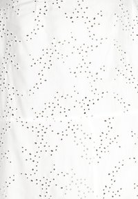Witte stof met laser-geperforeerde oogjes patronen, met onregelmatige gaten en een gladde textuur. Ontworpen in een vloeiende, lichte stijl.