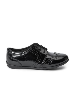 Schwarze lacklederne Schnürschuhe mit runder Spitze, dekorativen Perforationen und einer niedrigen Gummisohle. Glatte Textur mit glänzendem Finish.