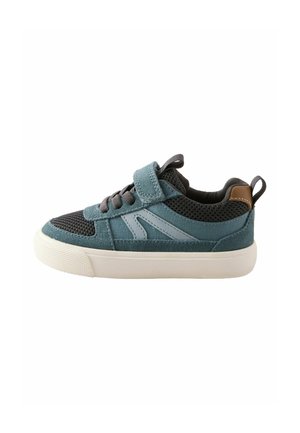 Blå og sort børnesneaker med hvid sål, velcrolukning, snørebånd og brun hælflig vist i sideprofil på hvid baggrund.