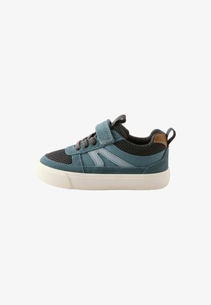 Niebiesko-czarny dziecięcy sneaker z białą podeszwą, paskiem na rzep, sznurowadłami i brązową pętelką na pięcie, pokazany z boku na białym tle.