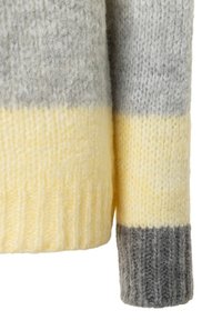 Strickpullover mit weicher Struktur und Streifen in Grau, Gelb und Creme. Gerippte Bündchen in Dunkelgrau, die den Farbverlauf hervorheben.