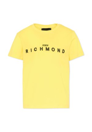 Geel katoenen T-shirt met korte mouwen en zwarte tekst "JOHN RICHMOND" in vette, gestippelde letters op de borst gedrukt.