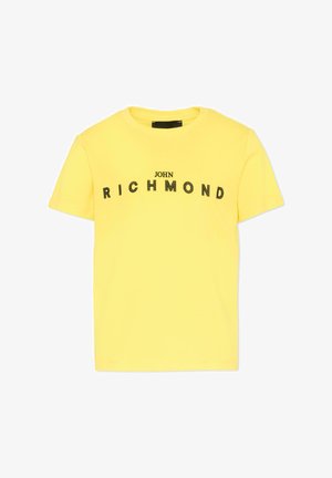 Żółta bawełniana koszulka z krótkim rękawem z czarnym napisem "JOHN RICHMOND" nadrukowanym na piersi dużymi, kropkowanymi literami.